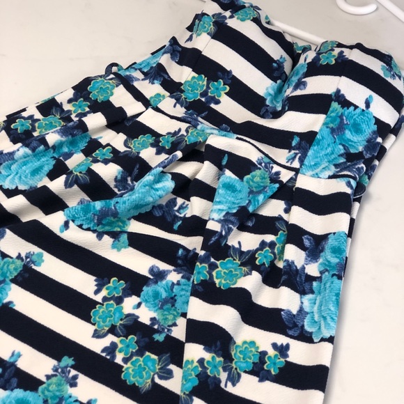 Long strapless white and blue beach dress. - Picture 3 of 3